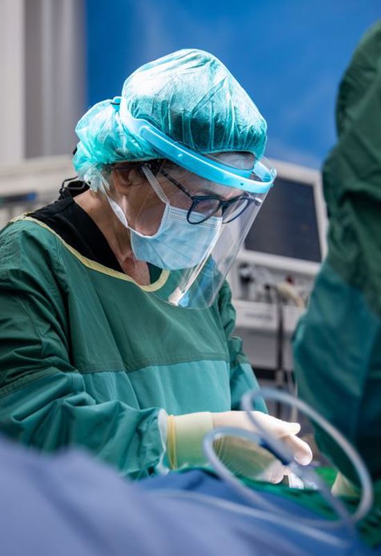 ד"ר שוורץ ארד במהלך ביצוע ניתוח